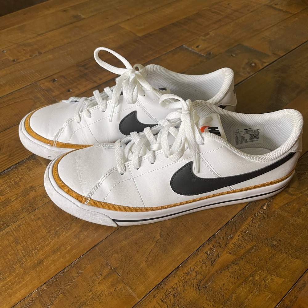 Nike shoes boy size 7Y